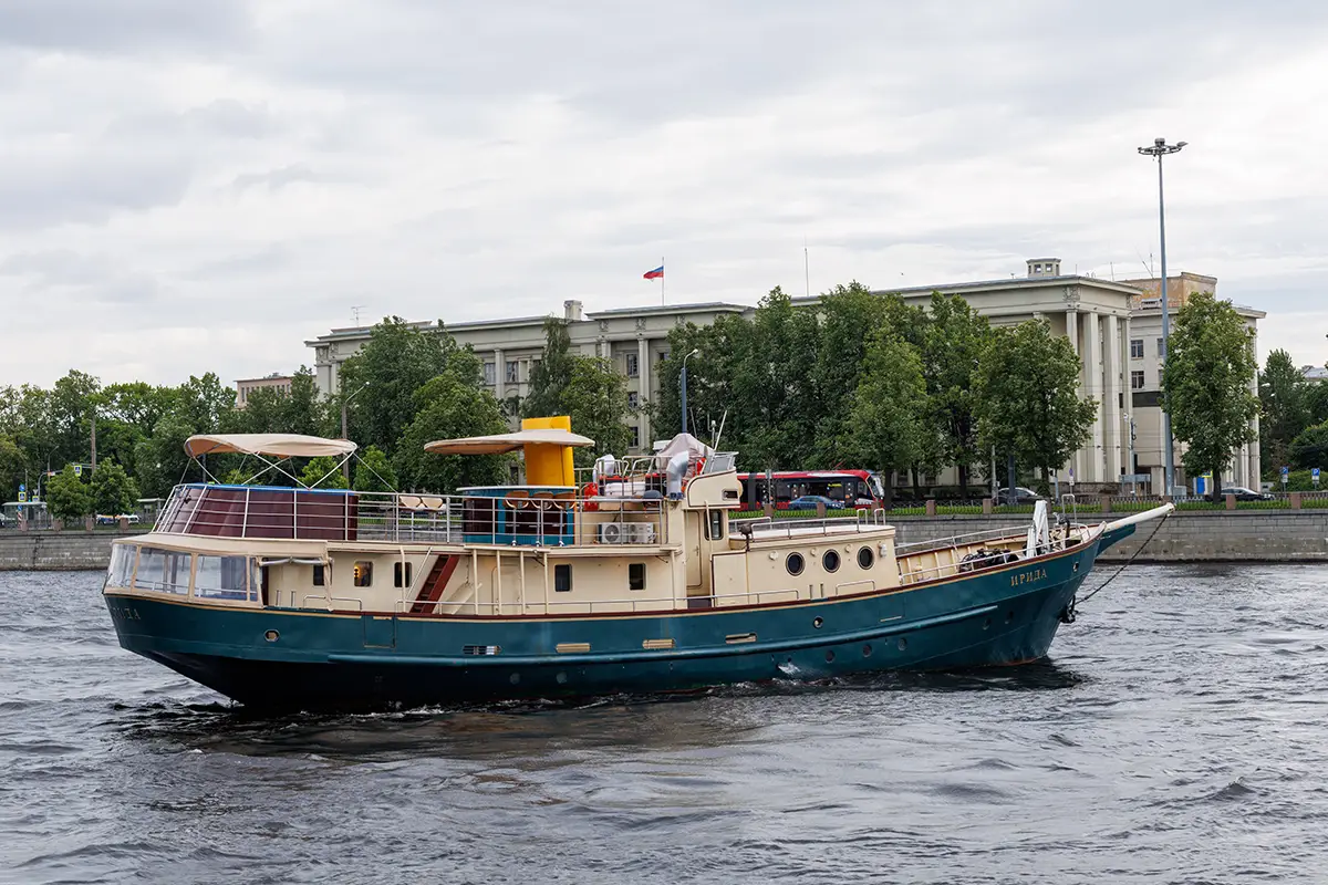 Судно Ирида у берегов Кольского полуострова
