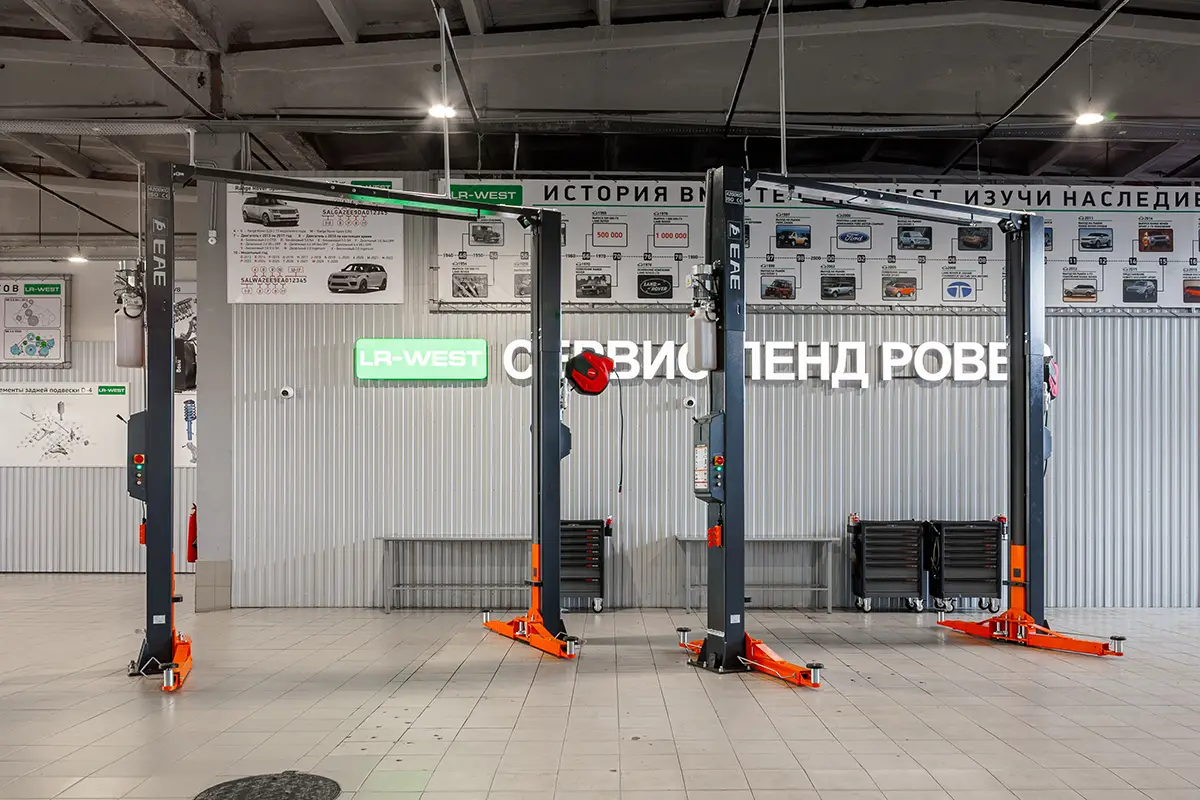 Подъёмники в автосервисе на фоне вывески LR-West сервис Land Rover